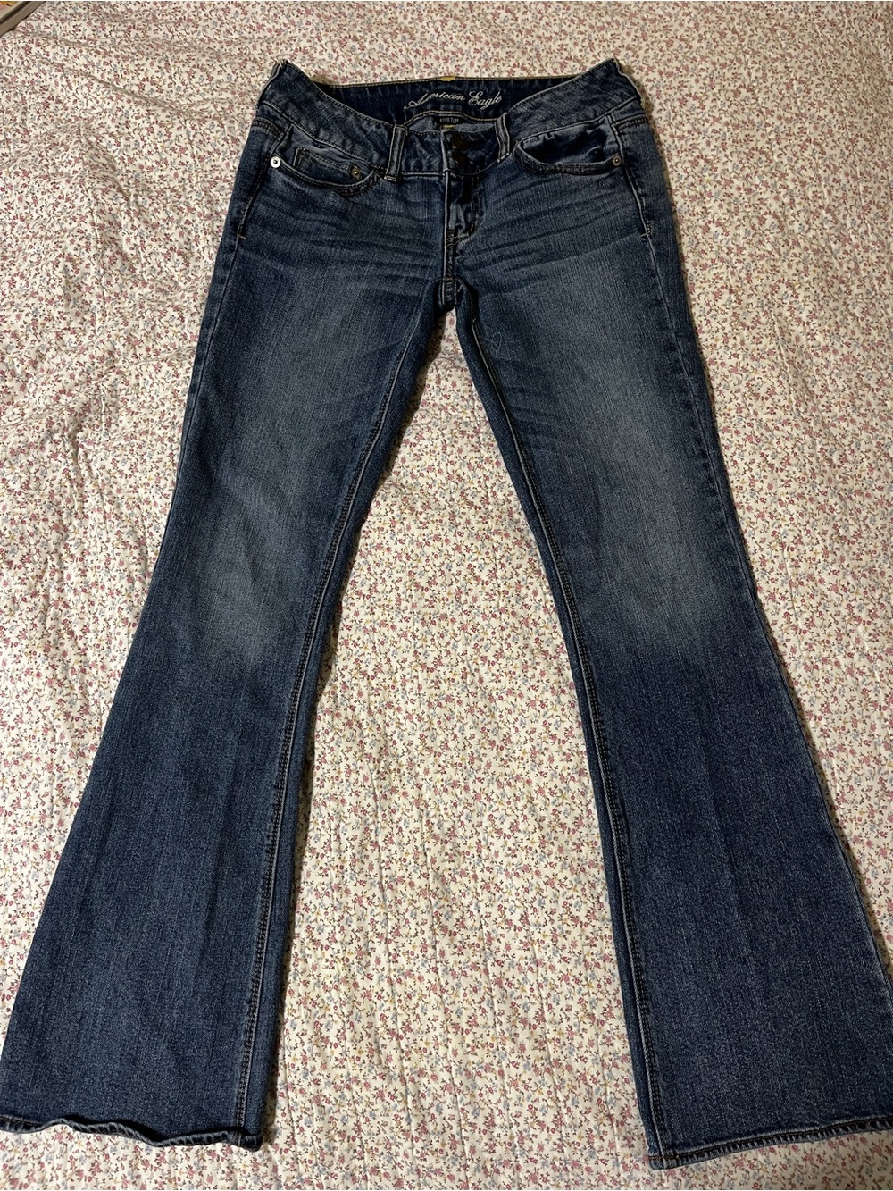 American Eagle Artist Low Rise Boot Cut Jeans. Size 2